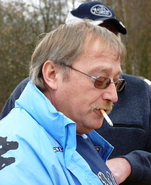 Erwin_raucht.JPG - Flohmarkt-Boss Erwin in typischer Pose.