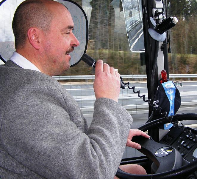 Harald_Bus.JPG - Busfahrer und Löwenfan Harald Meidenbauer greift zum Mikrofon.