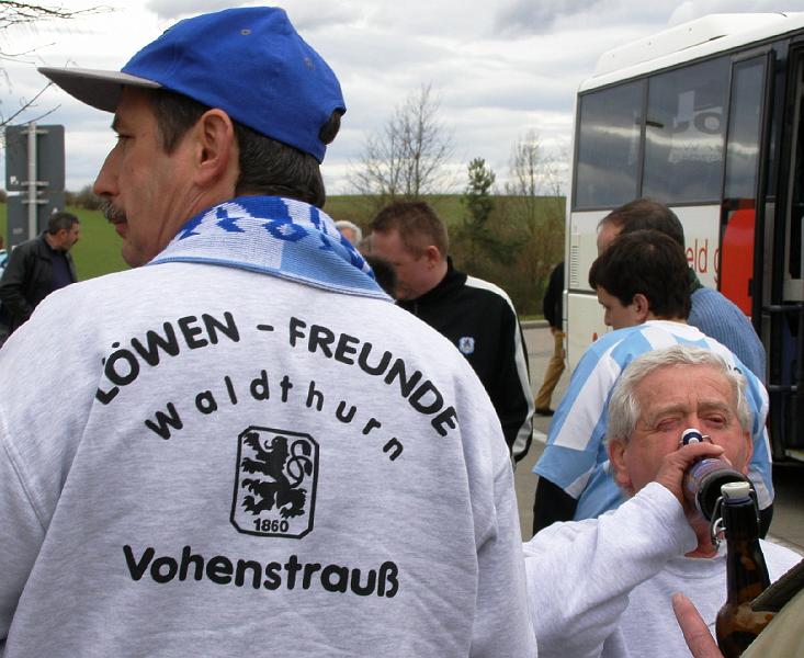 Prost_Adolf.JPG - Zeit zum Auftanken auf dem Parkplatz bei Siegenburg.