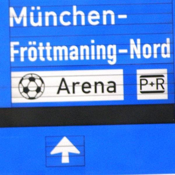 Schild_Arena.JPG - Das Ziel vor Augen - die Arena.