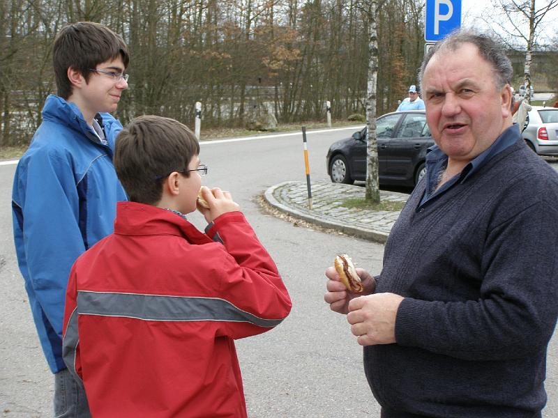 Willi.JPG - Gäste aus Albersrieth machen Brotzeit.