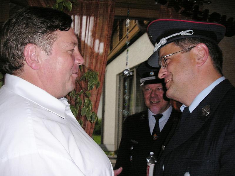 FFW_gratuliert.JPG - Josef Holfelner und Dieter Malzer gratulieren für die Waldthurner Feuerwehr.