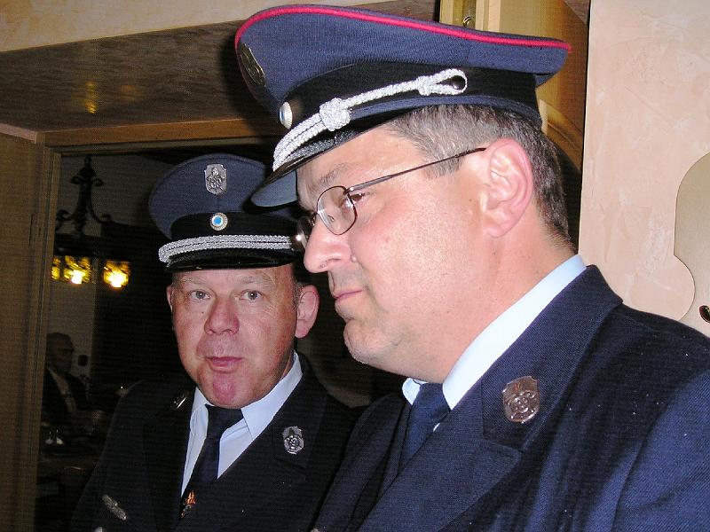 Feuerwehr.JPG - Waldthurner Feuerwehrleute warten zum Gratulieren.