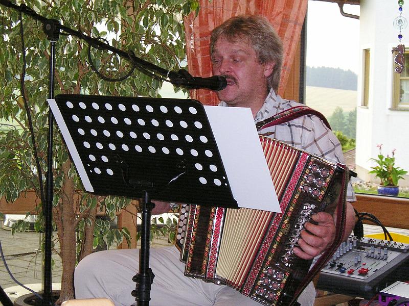 Musiker.JPG - Andreas Augustin beherrscht das Instrument virtuos.