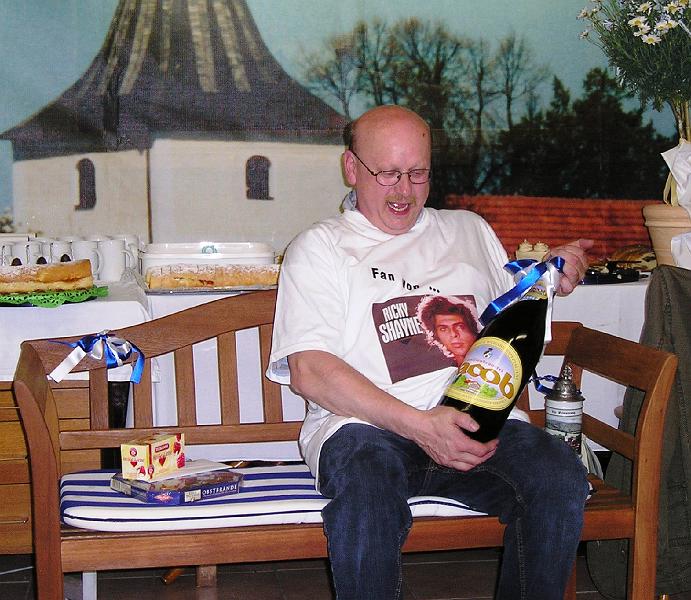 Jakobsitzer.JPG - Ruhiges Plätzchen auf dem Kirchenbankerl mit einem Jacob-Weizen in der Hand - Herbert, was willst Du mehr?