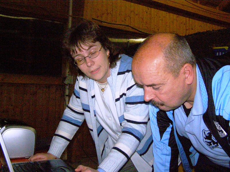 Auswert_Zugucken.JPG - "Wer führt nach der ersten Runde?" - Sonja und Harald gucken interessiert auf den Monitor.