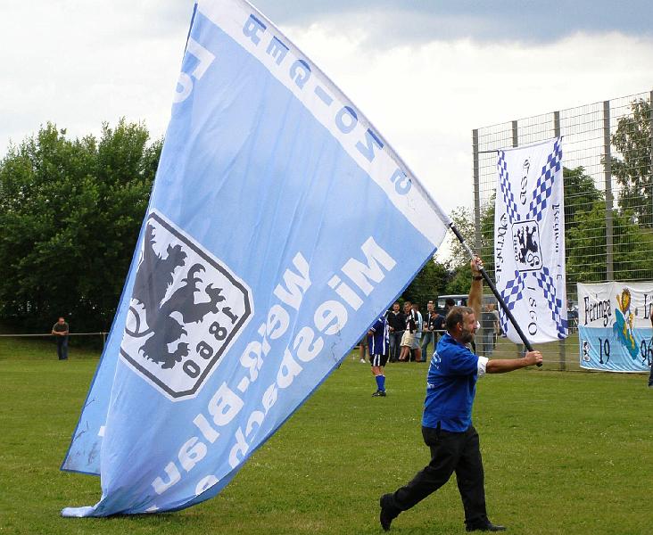 Fahnenschwenker.JPG - Das Turnier ist zu Ende, die Fahnen werden eingeholt (hier der Löwenfanclub "Weiß-Blau Miesbach").