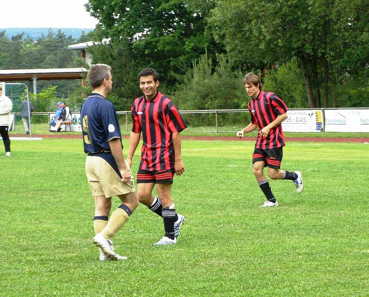 Freundlich.JPG - Unsere Fußballer: immer freundlich zum Gegner.