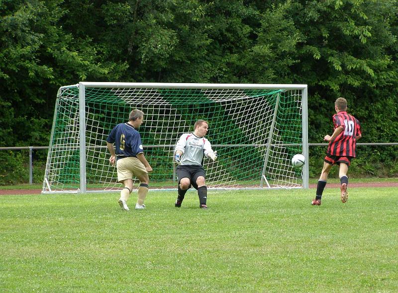 Tormann.JPG - Unserer Keeper Christian ist überrascht, der Ball verfehlte aber das Ziel um Zentimeter.