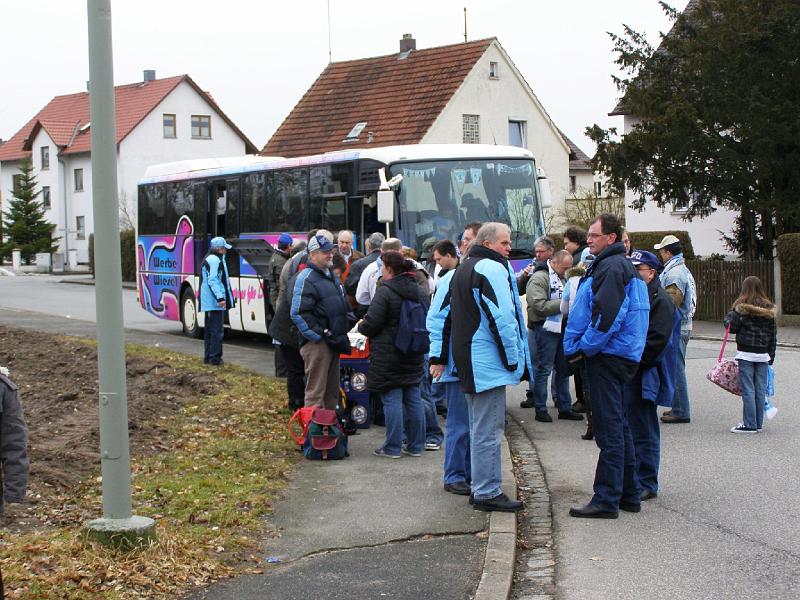 Bus_defekt.JPG - Schreck am Vormittag: der Bus hat in Pfreimd seinen Geist aufgegeben: Löwenfans sind ratlos.