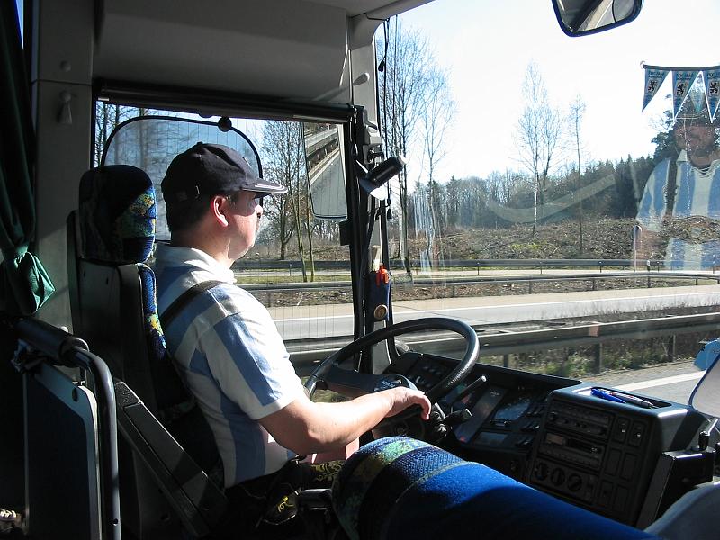 Harald_faehrt.jpg - Unser Busfahrer und Oberlöwe Harald hat die Arena im Visier.