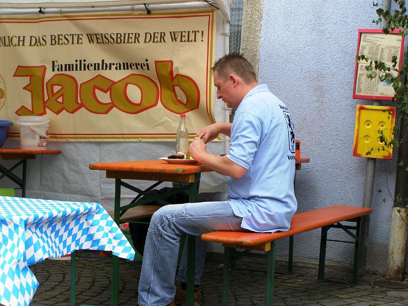 Buerger_09_06.JPG - Die Rollbraten sind unter die Leute gebracht, jetzt hat auch Jürgen kurz Zeit zum Mittag essen.