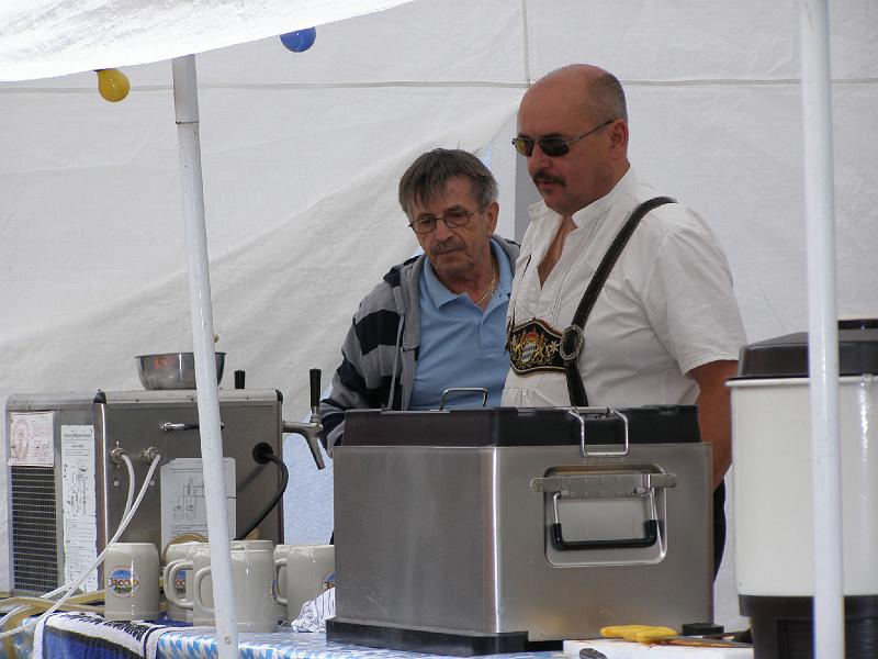 Buerger_09_07.JPG - Oberlöwe Harald (rechts) mit rustikal-bajuwarischem Outfit am Löwenstand.