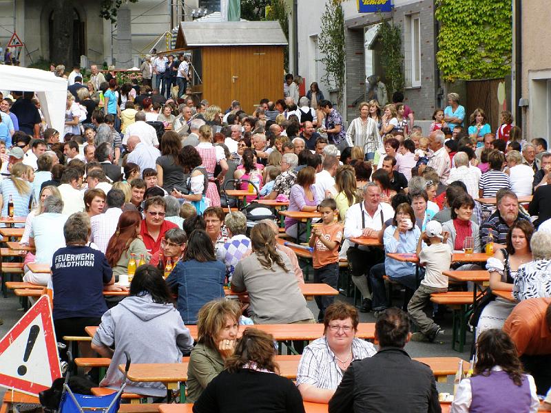 Buerger_09_08.JPG - Am Nachmittag waren allen Platze am Waldthurner Marktplatz voll belegt.