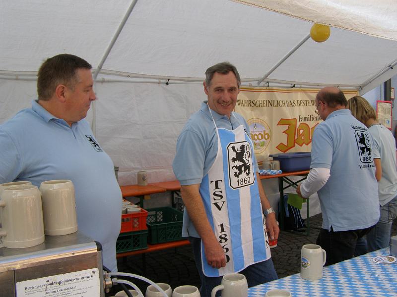 Buerger_09_10.JPG - Gerald und Gerhard waren in der Nachmittagsschicht eingeteilt: das Jakobs-Weißbier aus Bodenwöhr kam gut an.