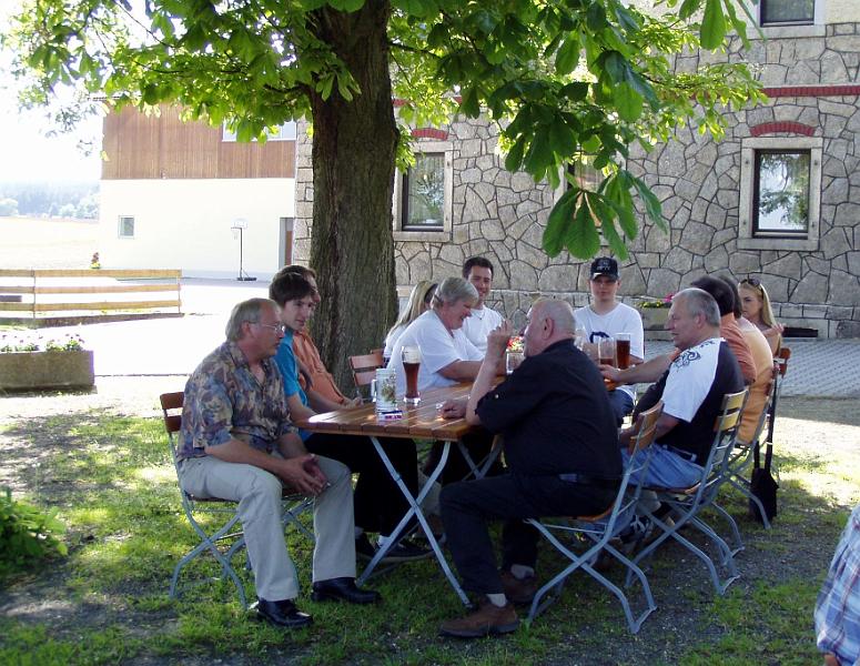 Eriwn_50_05.JPG - Am Nachmittag ließen die warmen Temperaturen ein Feiern im lauschigen Biergarten zu.