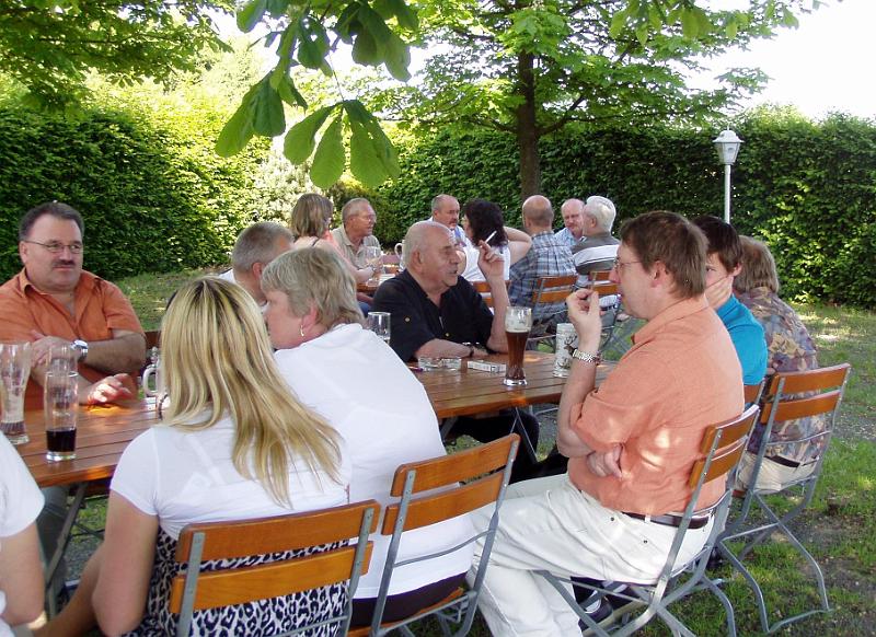 Eriwn_50_07.JPG - Biergarten sitzen is sooooo schön - da möchte man gar nicht mehr auftstehen.