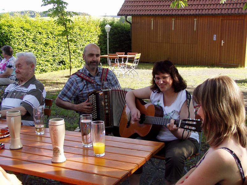 Eriwn_50_08.JPG - Die Familie Pflaum hatte auch im Biergarten einige passende musikalische Ständchen dabei.